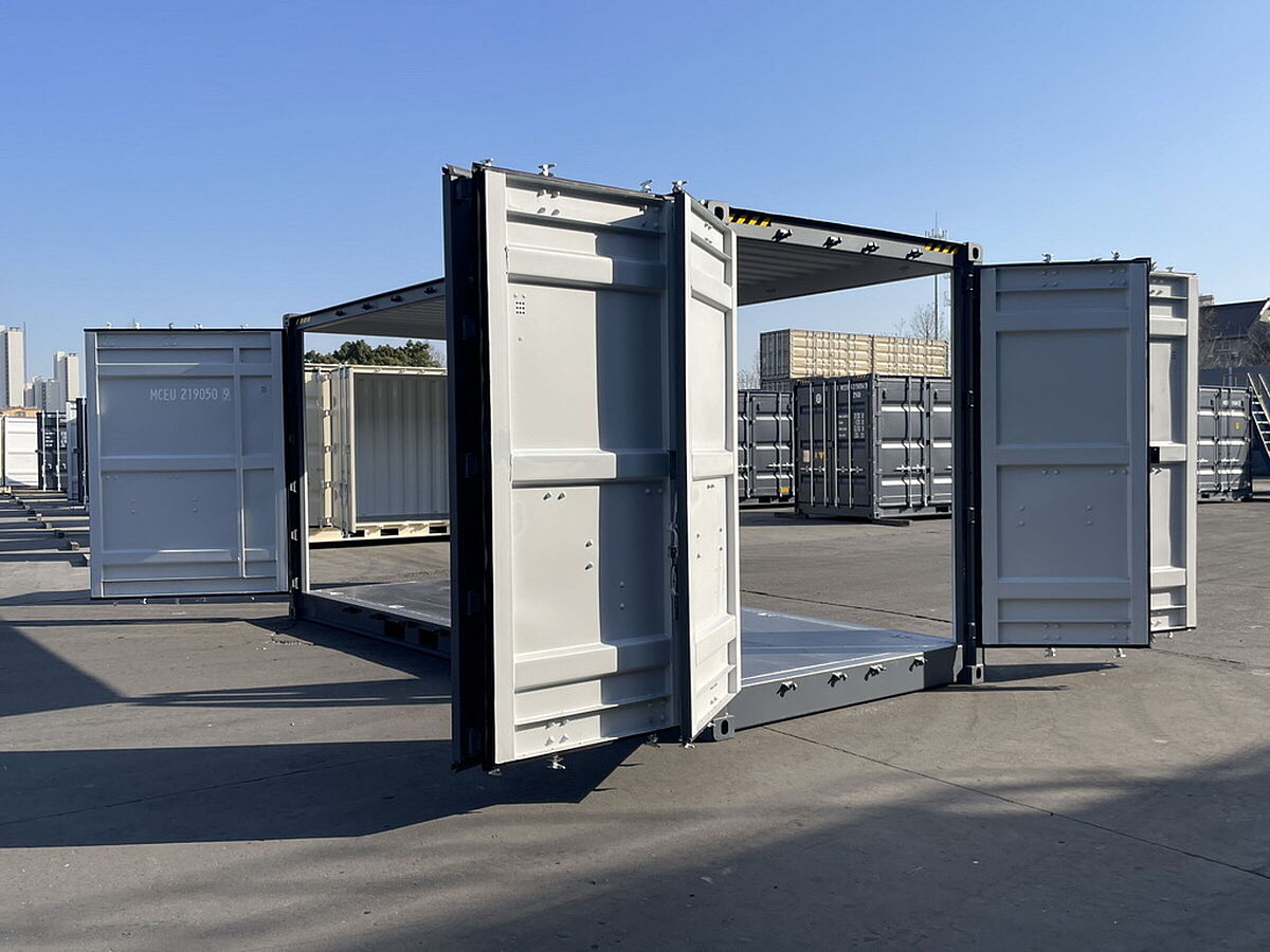 Ein geöffneter Spezialconatainer (20-Fuß-High-Cube-Container) mit All-Side-Doors steht auf einem Containerplatz